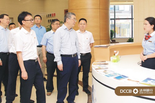 朱副省長視察貸款服務中心.jpg