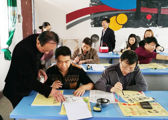 圖為在指導(dǎo)教育書(shū)法寫(xiě)作.jpg