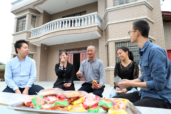 四川省華鎣市觀音溪鎮(zhèn)高坪村13戶貧困戶暢談黨的惠民政策和脫貧攻堅給貧困群眾生產(chǎn)生活帶來的喜人變化　邱海鷹 攝.JPG