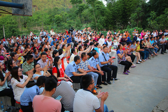 四川省沐川縣楊村鄉(xiāng)碑坪村4組農(nóng)家院壩舉辦的“感恩奮進(jìn)?脫貧奔康”主題文藝晚會，吸引周邊群眾聞訊觀賞 楊寶攝.jpg