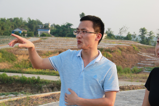 2 前鋒區(qū)虎城鎮(zhèn)黨委副書記張紅軍介紹花椒種植情況.JPG