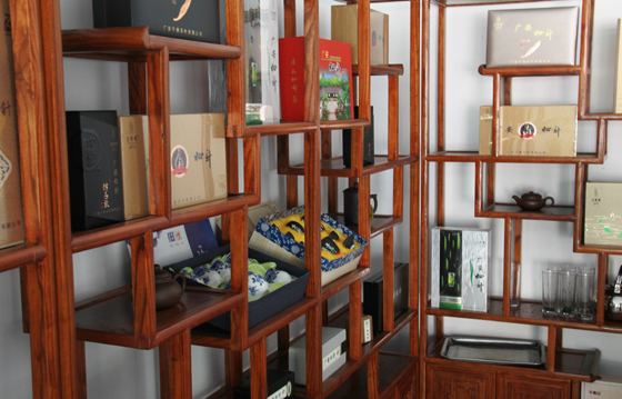 4 不同規(guī)格的廣安松針茶產(chǎn)品琳瑯滿目.JPG