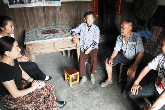 2　蕭家后人講述當年紅軍事跡（潘興揚 攝）.JPG