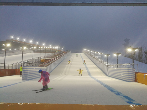 運(yùn)動滑雪場.jpg