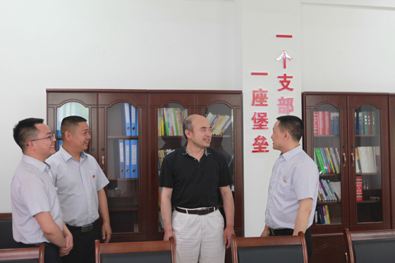 4四川省聯(lián)社黨委委員、副主任于晨曦在滎經(jīng)聯(lián)社牛背山黨支部調(diào)研.JPG