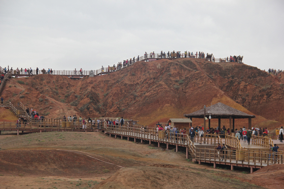 “七彩丹霞”在保護(hù)中開發(fā)利用，引來(lái)如織游人.JPG