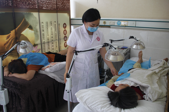 醫(yī)護(hù)人員為病人做中醫(yī)按摩治療.jpg