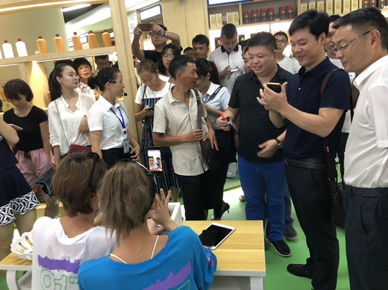 脆紅李正通過(guò)直播平臺(tái)售賣(mài) 潘興揚(yáng) 攝.JPG