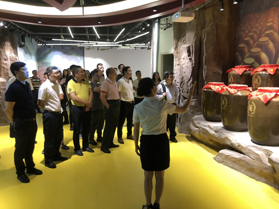 古藺電商服務(wù)中心特設(shè)文化展示窗口  潘興揚(yáng) 攝.JPG