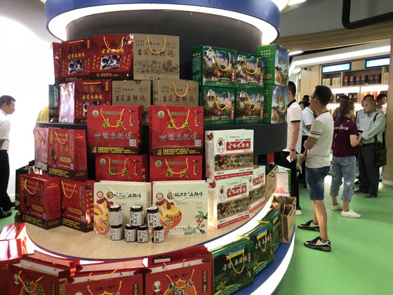 古藺電商超市陳列的特產(chǎn)琳瑯滿目  潘興揚(yáng) 攝.JPG