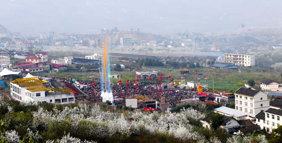 漢源梨花節(jié)會場.jpg