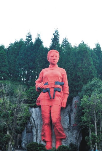 華鎣山雙槍老太婆塑像。詹高軍 攝.jpg