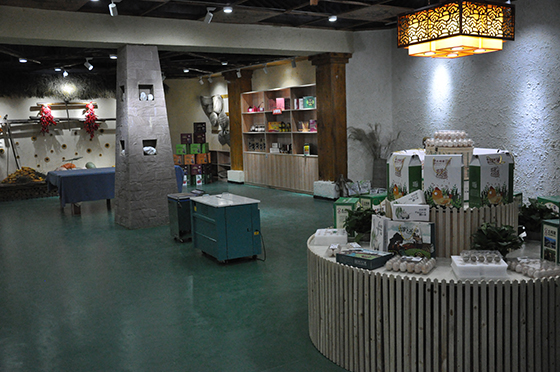 電子商務(wù)公共服務(wù)中心特色農(nóng)產(chǎn)品展示區(qū).JPG