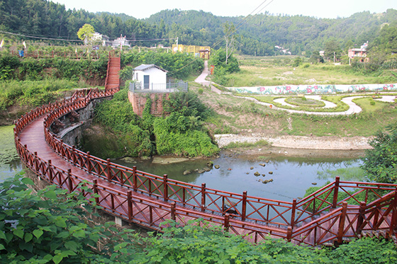 九龍山牡丹谷景區(qū)雖不值花季，仍展現(xiàn)出靜謐的鄉(xiāng)村景象 .JPG