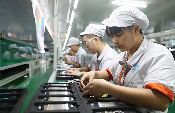 1 四川華鎣產(chǎn)業(yè)轉(zhuǎn)型，大力發(fā)展電子信息等新興產(chǎn)業(yè)，以工業(yè)新城為載體，成功引進(jìn)電子零配件及成品生產(chǎn)企業(yè)76家，催生“數(shù)字硅谷，民營經(jīng)濟也得到迅速發(fā)展　邱海鷹 攝.JPG