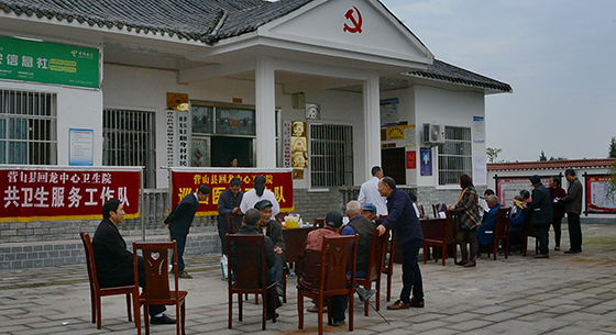 四川省縣域經(jīng)濟(jì)學(xué)會黨支部與營山縣回龍鎮(zhèn)翻身村黨支部在村脫貧奔康產(chǎn)業(yè)園 (2).JPG