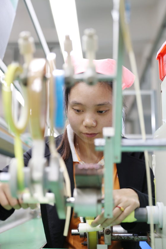 創(chuàng)新引領(lǐng)實(shí)體經(jīng)濟(jì)轉(zhuǎn)型升級(jí)。四川省華鎣市工業(yè)新城電子信息產(chǎn)業(yè)園區(qū)，民營(yíng)企業(yè)領(lǐng)創(chuàng)電子廠的員工在生產(chǎn)線上緊張工作。 邱海鷹 攝.JPG