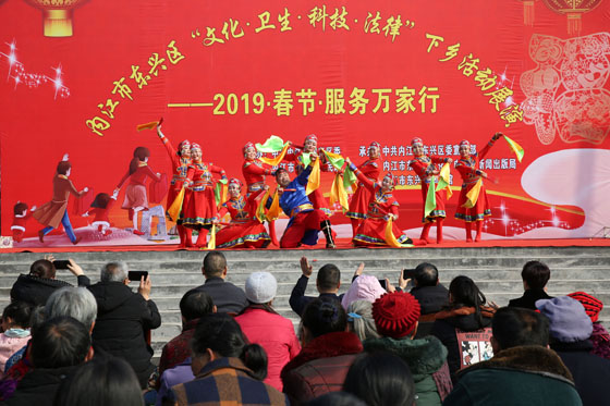 內(nèi)江東興區(qū)春節(jié)前前辦的送文化下鄉(xiāng)活動(dòng) 蘭自濤 攝.JPG