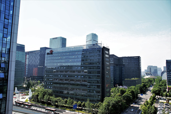 作為首位城市的成都及其成都經(jīng)濟(jì)區(qū)“一干”，是四川非均衡協(xié)調(diào)發(fā)展中的“主力軍”和四川發(fā)展編隊(duì)的“航母”，是發(fā)展的主干、主軸、主流、大頭。圖為迅速發(fā)展的成都天府新區(qū) 車(chē)文斌 攝.jpg