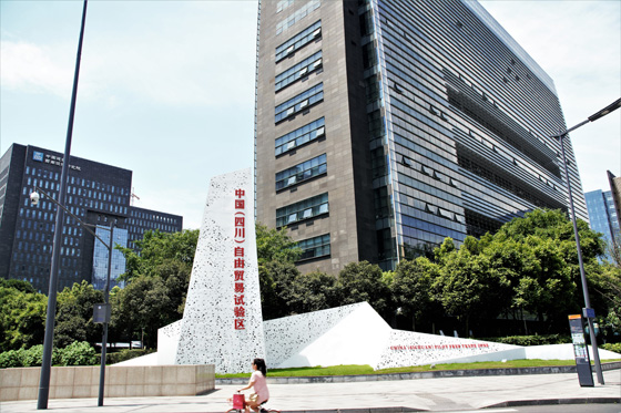 為“一干”的成都要引領(lǐng)成都平原經(jīng)濟(jì)區(qū)“起飛”，著力于發(fā)展中的質(zhì)量變革、效率變革、動(dòng)力變革，對(duì)標(biāo)全球高端，成為四川高質(zhì)效升級(jí)突破的“領(lǐng)頭雁”。圖為天府新區(qū)自貿(mào)港一角 車(chē)文斌 攝.jpg