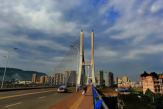 川南經(jīng)濟(jì)區(qū)要依托宜賓、瀘州、內(nèi)江、自貢這四個(gè)大城市，構(gòu)建川南城市群，抱團(tuán)協(xié)同、以自身比較優(yōu)勢(shì)重構(gòu)新型競(jìng)合機(jī)制，形成川南城市群效應(yīng)。圖為宜賓市長(zhǎng)江大橋一景.jpg