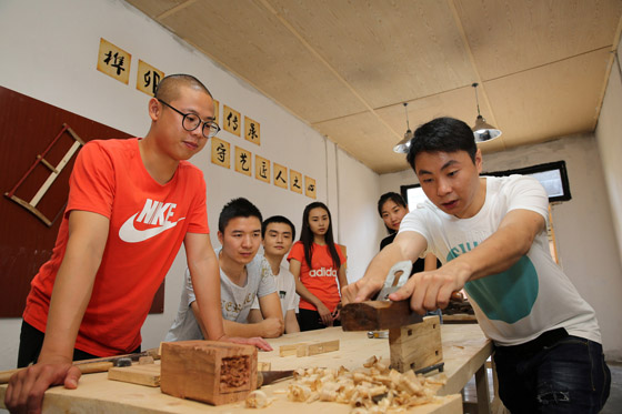 四川省內(nèi)江市“85后”返鄉(xiāng)創(chuàng)業(yè)者張建（右一）創(chuàng)辦的木器工坊，以家具定制、維修為主，并向市民提供木工活體驗(yàn)服務(wù)，生意紅紅火火。蘭自濤 攝.jpg