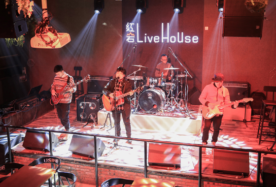 在當(dāng)?shù)卣С窒拢?019年1月，四川省華鎣市陳濤等6名80后返鄉(xiāng)民工合伙創(chuàng)辦的 “紅巖?Li”音樂餐廳開業(yè)，成為當(dāng)?shù)匾淮罅咙c(diǎn)。圖為音樂餐廳員工在彈奏樂器伴餐 邱海鷹 苗貴華 攝.JPG