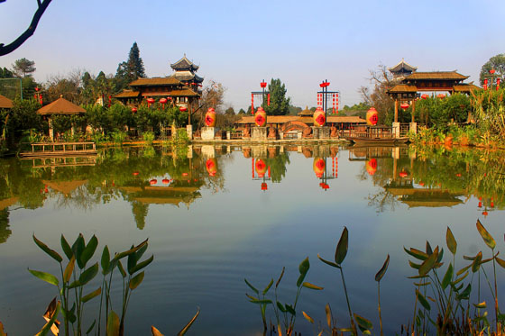 2 中國酒村,位于四川省邛崍市臨邛鎮(zhèn)文筆山村,是一個(gè)以中國原酒文化為主題的傳統(tǒng)民俗風(fēng)情旅游風(fēng)景村落.jpg