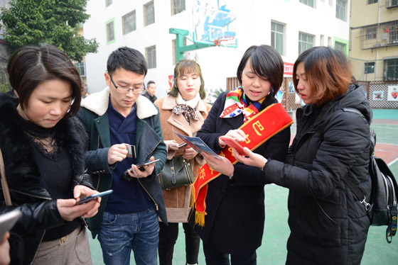 3 巴中農(nóng)商銀行經(jīng)開區(qū)支行工作人員指導(dǎo)學(xué)生家長使用智慧校園金融服務(wù)平臺.jpg