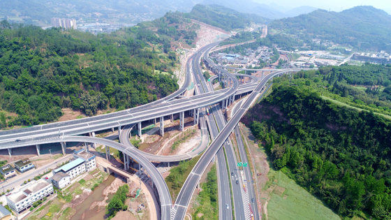 對(duì)巖樞紐互通立交橋遠(yuǎn)眺.jpg