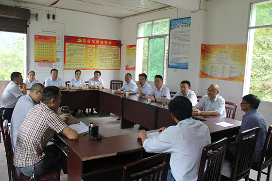 1 屏山農商銀行董事長羅加強在基層調研扶貧工作 - 副本.JPG