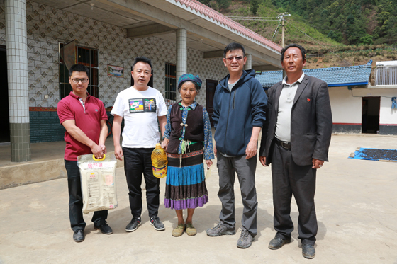 攀枝花市商業(yè)銀行行長文慧明(左二)到紅寶鄉(xiāng)看望對口幫扶的貧困戶.JPG