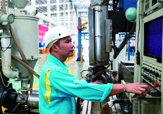 4月1日，在泰國(guó)泰中羅勇工業(yè)園富通集團(tuán)廠(chǎng)區(qū)內(nèi)，富通（泰國(guó)）生產(chǎn)制造部制造科副科長(zhǎng)、42歲的泰國(guó)人沙克在流水線(xiàn)上操作設(shè)備。  張可任 攝.jpg