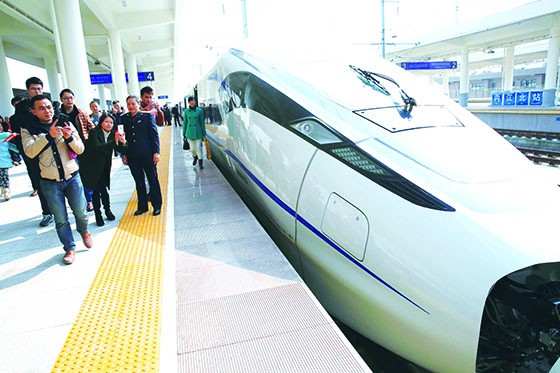 城市高鐵的開通，讓人們的出行更便捷高效  蘭自濤 攝.jpg