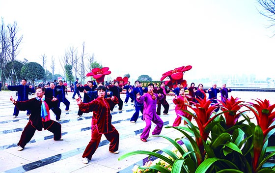 居民在雙流鳳翔公園晨煉 袁安虹 攝.jpg