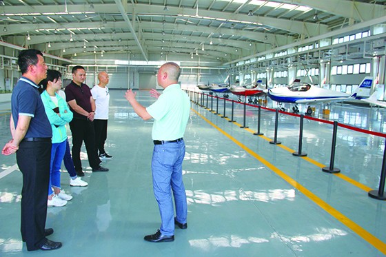 四川省縣域經(jīng)濟(jì)學(xué)會(huì)專家考察自貢市航空產(chǎn)業(yè)園車間盧錦根攝.JPG