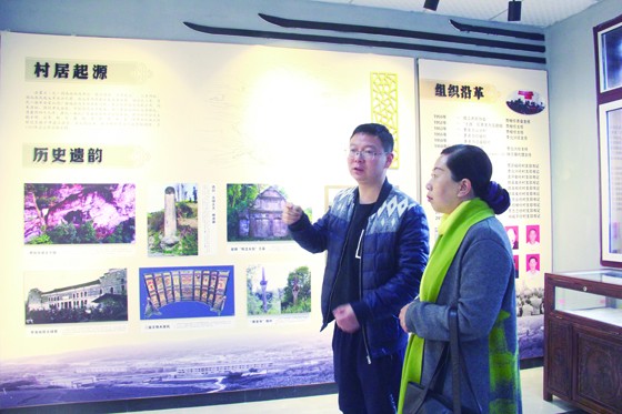 柑子鎮(zhèn)鎮(zhèn)長張?zhí)孟虮究浾呓榻B桅子村的村史  周淼葭攝.JPG