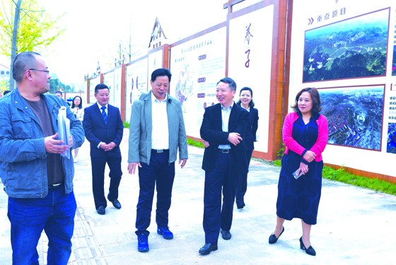 四川省聯(lián)社理事長(zhǎng)艾毓斌（右二）考察“蒙頂山生態(tài)旅游康養(yǎng)產(chǎn)業(yè)園”和“川西大數(shù)據(jù)產(chǎn)業(yè)園”項(xiàng)目.JPG