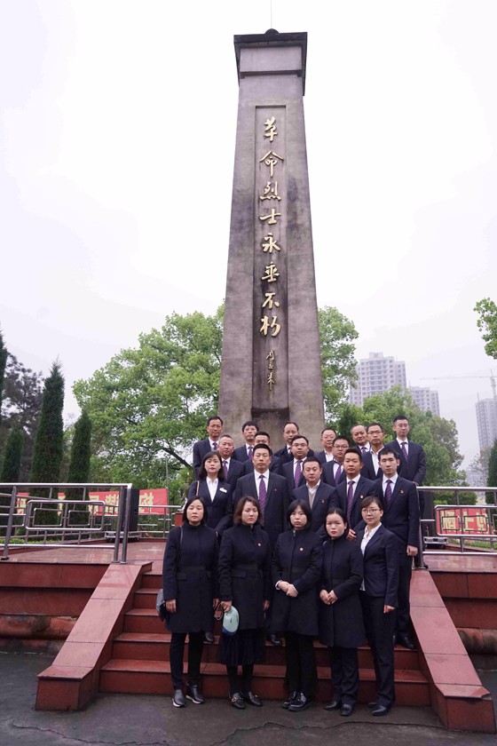 江安農(nóng)商銀行黨員干部在烈士紀念碑下留影.jpg