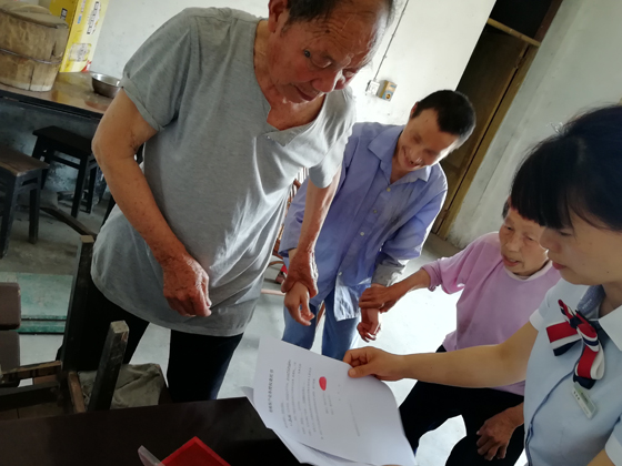 服務(wù)到家，溫暖人心圖片——上門為殘疾客戶辦理業(yè)務(wù) (2).jpg