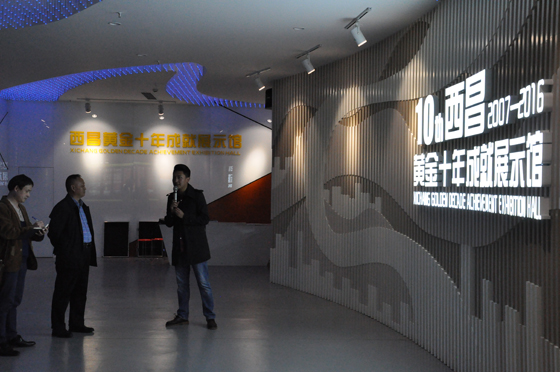 西昌黃金十年成就展示館清晰的收藏著西昌十年發(fā)展的足跡潘興揚(yáng)攝.JPG