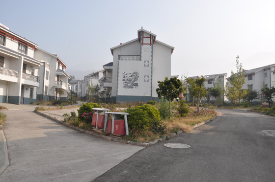 西昌市黃水鄉(xiāng)雙龍新村別墅式的農(nóng)民新居  盧錦根 攝.JPG