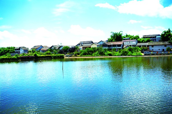 水資源修復(fù)，需要良好的生態(tài)環(huán)境。圖為榮縣鄉(xiāng)村湖泊一景 車文斌 攝 (1).JPG