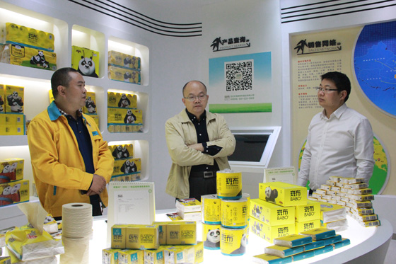 四川省縣域經濟學會專家考察青神斑布紙業(yè)新產品  周淼葭 攝.JPG