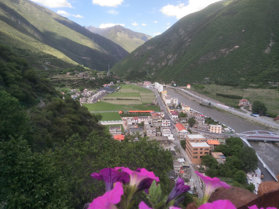 1561992416123539.jpg 馬爾康市松崗鎮(zhèn)一角.jpg