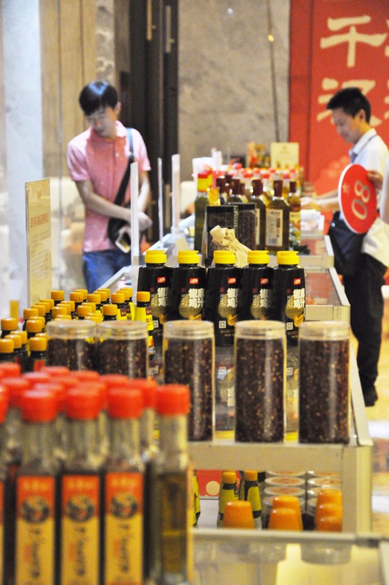 8.花椒生產(chǎn)企業(yè)集中展示品牌產(chǎn)品.JPG