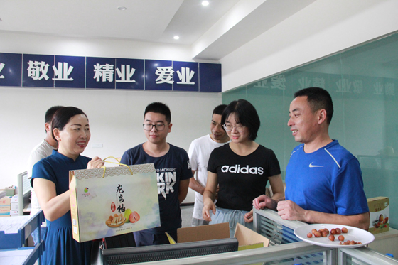 廣安龍安柚發(fā)展有限公司生產(chǎn)加工的柚餅深受喜愛  .JPG