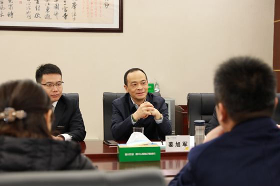 眉山農(nóng)商銀行董事長姜旭軍與企業(yè)負(fù)責(zé)人座談金融服務(wù).JPG