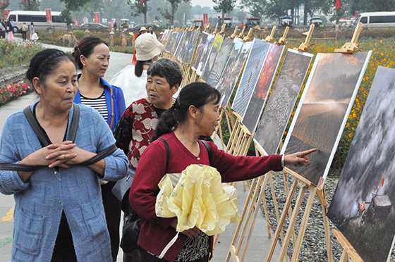 游客參觀“慶豐收、迎國(guó)慶”攝影作品展.JPG
