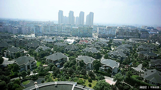 2  8月29日，浙江省蒼南縣龍港鎮(zhèn)撤鎮(zhèn)改市，這是全國鎮(zhèn)改市首例。圖為龍港市城區(qū)一角.jpg